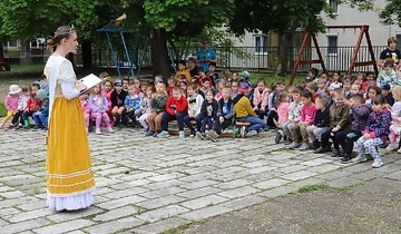 A MÉZKIRÁLYNŐ LÁTOGATOTT A MIÓVI BRUNSZVIK TERÉZ SPORT TAGÓVODÁJÁBA