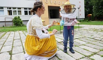 Minap - A MÉZKIRÁLYNŐ LÁTOGATOTT A BRUNSZVIK ÓVODÁBA Minap - A MÉZKIRÁLYNŐ LÁTOGATOTT A BRUNSZVIK ÓVODÁBA