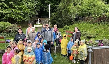 VIRÁGOKAT ÜLTETTEK A PERECESI ÓVODÁSOK A VILMA-FORRÁSNÁL