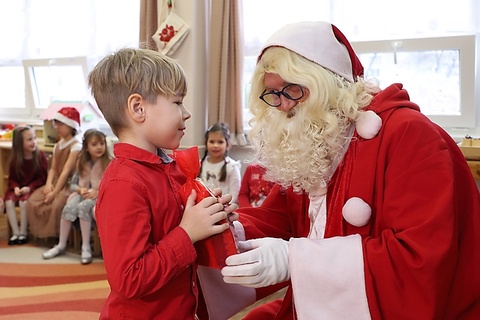 MÉZESKALÁCS HÁZIKÓKBÓL ÉPÍTETTEK APRÓ FALVAKAT AZ ESZTERLÁNC OVISAI MÉZESKALÁCS HÁZIKÓKBÓL ÉPÍTETTEK APRÓ FALVAKAT AZ ESZTERLÁNC OVISAI