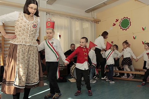 Minap - TÁNCOLVA-DALOLVA ÜNNEPELTÉK MÁRCIUS 15-ÉT AZ OVISOK Minap - TÁNCOLVA-DALOLVA ÜNNEPELTÉK MÁRCIUS 15-ÉT AZ OVISOK