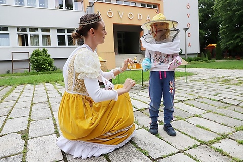 Minap - A MÉZKIRÁLYNŐ LÁTOGATOTT A BRUNSZVIK ÓVODÁBA Minap - A MÉZKIRÁLYNŐ LÁTOGATOTT A BRUNSZVIK ÓVODÁBA