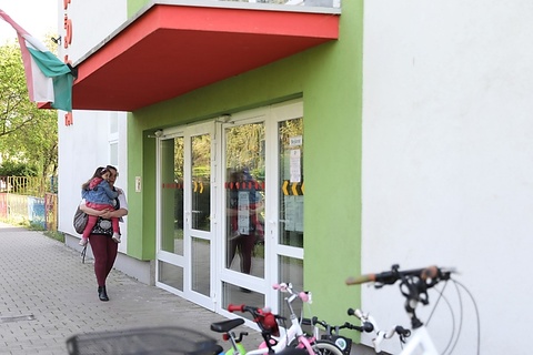 RUGALMASAN KEZELIK AZ ELAKADÁSOKAT AZ ÓVODAI BESZOKTATÁSNÁL RUGALMASAN KEZELIK AZ ELAKADÁSOKAT AZ ÓVODAI BESZOKTATÁSNÁL