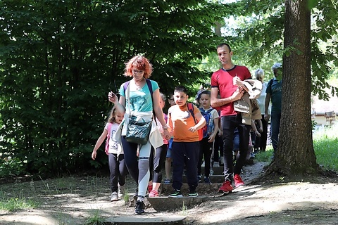 SZAKÁLLAS AGÁMÁT ÉS BÜTYKÖS CSÓTÁNYT SIMOGATTAK AZ OVISOK SZAKÁLLAS AGÁMÁT ÉS BÜTYKÖS CSÓTÁNYT SIMOGATTAK AZ OVISOK
