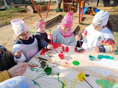 Maszatos kis kezekkel festettek boldogan