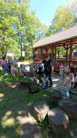 Természetvédelem játékosan – almafaültetéssel zárult Kalap Jakab különleges óvodai előadása