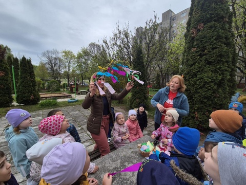 Zöldágjárás az Eszterlánc Néphagyományőrző Tagóvodában Zöldágjárás az Eszterlánc Néphagyományőrző Tagóvodában