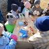 Maszatos kis kezekkel festettek boldogan