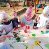 Maszatos kis kezekkel festettek boldogan
